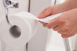Thói quen dùng giấy vệ sinh đang hết sức gây hại sức khỏe