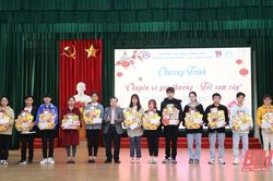 Trường Đại học Hồng Đức tổ chức Chương trình 'Chuyến xe yêu thương – Tết sum vầy' năm 2023