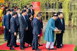 Chủ tịch nước dâng hương, thả cá cùng kiều bào tại Hoàng Thành Thăng Long