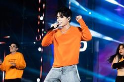 Sau chuỗi ngày miệt mài 'chạy show', MONO gặp vấn đề sức khỏe ngay trên sân khấu