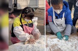 Hai đứa trẻ thức dậy vào nửa đêm làm bánh bao giúp bố mẹ