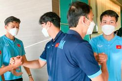 Đội trưởng Hùng Dũng bắt tay, hỏi thăm các đồng đội trước bữa sáng