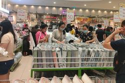 TP.HCM: Siêu thị đông đúc người dân sắm Tết
