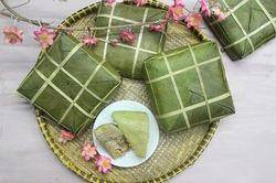 Chuyên gia chỉ cách nhận biết bánh chưng luộc bằng pin độc hại