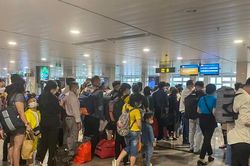 Sân bay Tân Sơn Nhất chật ních người về quê ngày 24 Tết
