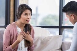 Tôi muốn mang hết tiền tiết kiệm đi giúp đỡ hàng xóm nhưng bị chồng phản đối