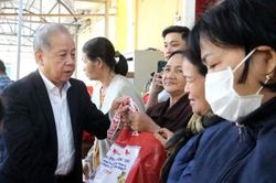Chính trị - Xã hội Theo dòng thời sự Phó Bí thư Thường trực Tỉnh ủy Phan Ngọc Thọ tặng quà hộ nghèo cồn Hến và thăm Làng Trẻ em SOS Huế