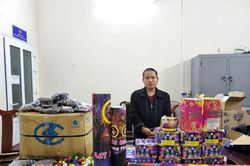 Bắt nhóm buôn 100 kg pháo, thu giữ 3 khẩu súng
