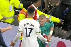 CĐV Tottenham có hành vi gây sốc với thủ môn Arsenal