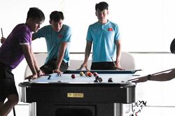 Tuyển thủ Việt Nam chơi bida giải trí trước giờ đấu Thái Lan