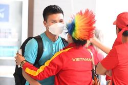 Mẹ Quang Hải ôm con trai động viên trước trận quyết đấu với ĐT Thái Lan