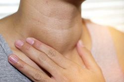 Yết hầu to hơn tưởng nam tính, chàng trai trẻ hối không kịp