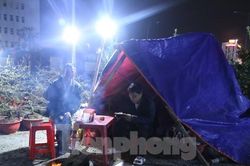 Tiểu thương căng bạt, ngủ lều trực chiến xuyên đêm canh hoa Tết