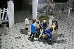 Khoảnh khắc 'về nhà' của một chàng trai khiến ai cũng cay cay khóe mắt