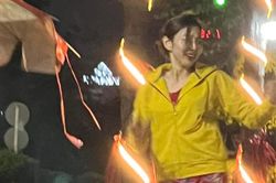 Thùy Tiên bị bắt gặp đi mua hoa Tết, người hâm mộ thi nhau bình luận: 'Lại mượn đồ của má nữa hả'