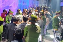 Quán bar vừa khai trương, khách và nhân viên bị bắt quả tang say sưa 'thác loạn' trong tiếng nhạc ồn ào