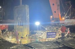 Vụ bé Hạo Nam: 1/3 trụ bê tông nơi bé trai bị mắc kẹt đã được cắt đưa lên