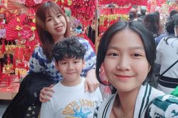 Bà xã Mạnh Trường cùng các con dạo phố, nhan sắc bà mẹ bỉm sữa được dân tình hết lời khen ngợi