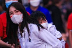 Hòa Minzy và bé Bo có mặt tại Thái Lan để cổ vũ đội tuyển Việt Nam