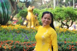 Người dân thích thú chụp ảnh bên tượng Mèo trong Hội hoa xuân Tao Đàn