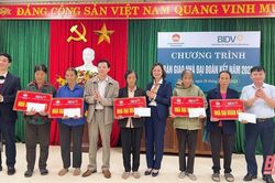 BIDV Chi nhánh Lam Sơn trao tặng 32 nhà 'Đại đoàn kết' cho các gia đình khó khăn về nhà ở
