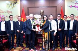 Giám mục Giáo phận Đà Nẵng Đặng Đức Ngân thăm, chúc Tết HĐND thành phố