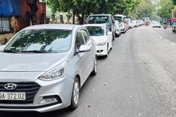 Trung tâm đăng kiểm ở Bắc Ninh quá tải, tài xế xếp hàng từ 3h sáng chờ tới lượt