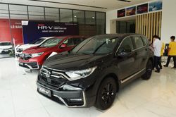 Chạy đua giao xe cho khách trước Tết Nguyên đán