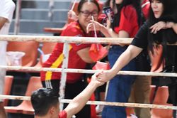 Bùi Tiến Dũng nắm chặt tay vợ, người thân cầu thủ buồn bã sau trận thua ĐT Thái Lan