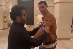Ronaldo đeo băng đội trưởng để đấu Messi