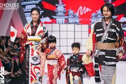 'Bà trùm Hoa hậu' Phạm Kim Dung cùng chồng con diễn vedette trong show thời trang