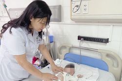 Cứu sống bé sinh non 800g bị viêm phúc mạc do thủng ruột hồi tràng