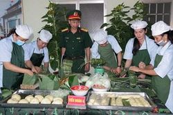 Sư đoàn 5 (Quân khu 7) tổ chức hội thi 'Gói, nấu bánh chưng, bánh tét; nấu ăn, bày cỗ Tết'