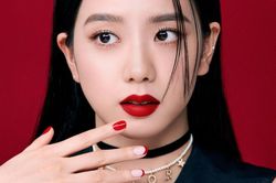 Gợi ý 12 mẫu nail đỏ đẹp mê ly cho tay xinh hái lộc Xuân Quý Mão 2023