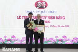 Quận ủy Hải Châu trao tặng Huy hiệu Đảng cho đảng viên đợt 3-2-2023