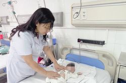 Cứu sống bé trai sinh non bị thủng ruột