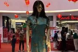 Ma-nơ-canh đón Tết ở trung tâm thương mại Malaysia khiến khách hết hồn, không dám lại gần