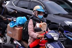 Người dân rời Hà Nội về quê, đường phố lại ùn ứ kéo dài