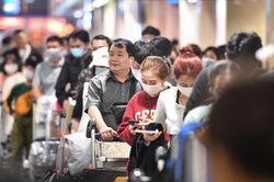 Mở thêm quầy check-in, sảnh ga quốc nội Tân Sơn Nhất vẫn chật kín