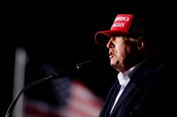 Ông Trump có động thái tranh cử đầu tiên