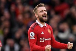 Lý do Luke Shaw liên tục chơi trung vệ