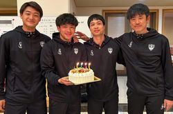 Công Phượng đón sinh nhật ấm áp cùng các đồng đội ở Yokohama FC