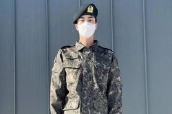 Sau 5 tuần nhập ngũ, Jin BTS khoe ảnh selfie: Tôi được cho phép