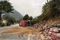 Hòa Bình: Xe khách mất phanh va chạm xe máy khiến 3 người tử vong