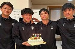 Công Phượng tích cực tập luyện và đón sinh nhật sớm tại CLB Yokohama