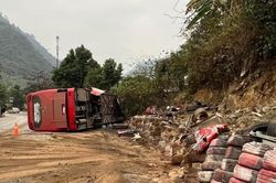 Lật xe khách khiến 2 người chết, 29 người bị thương ở Hòa Bình