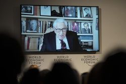 Cựu Ngoại trưởng Kissinger bất ngờ thay đổi 'kế hoạch Ukraine', ủng hộ Kiev gia nhập NATO