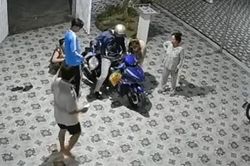 Xúc động khoảnh khắc cả nhà ùa ra đón con trai về quê ăn Tết