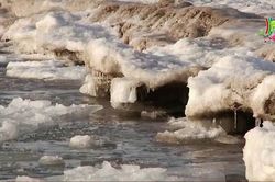 Hồ nước ấm Issyk-Kul ở Kyrgyzstan đóng băng
