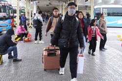 Người dân tất tưởi rời Thủ đô về quê ăn Tết